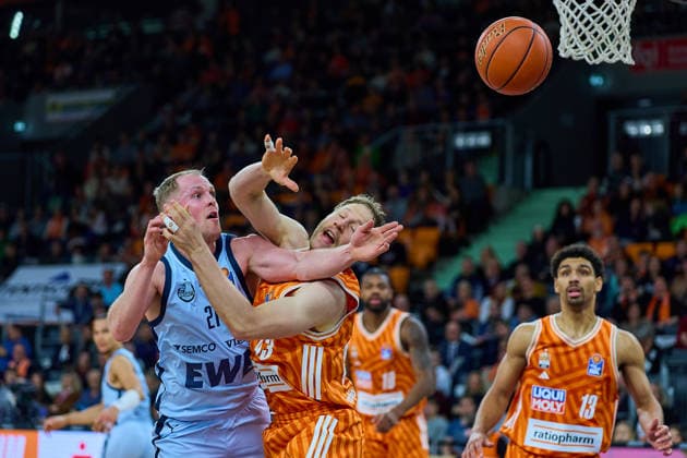 Seth Hinrichs (EWE Baskets Oldenburg, 21), Christian Sengfelder (ratiopharm ulm, 43)Mark Smith (ratiopharm ulm, 13) GER, ratiopharm ulm vs. EWE Baskets Oldenburg, Basketball, 19. Spieltag, EasyCredit BBL, Spielzeit 2025 2026, 18.02.2026 GER, ratiopharm ulm vs. EWE Baskets Oldenburg, Basketball, 19. Spieltag, EasyCredit BBL, Spielzeit 2025 2026, 18.02.2026 Neu-Ulm Copyright: xEibner-Pressefoto GeraldxOelze-dexStoppanyx EP_ODS