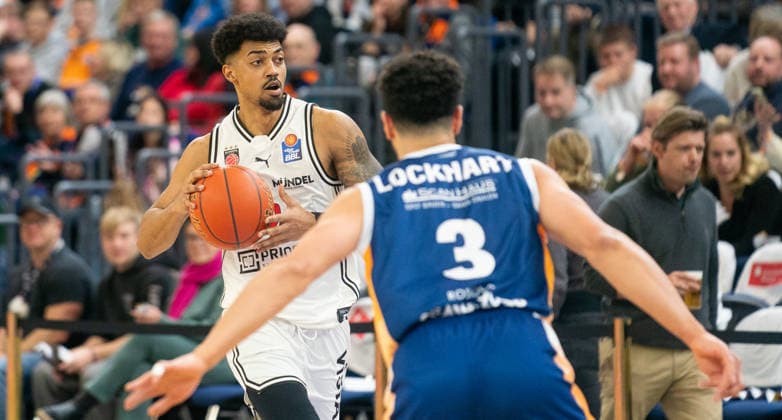 18.2.2026, Basketball, Herren, easy credit BBL, easy credit Bundesliga, BBL, Bundesliga, 21. Spieltag, Rostock Seawolves - BMA365 Bamberg Baskets Demarcus Marquette Dämonin (Bamberg Baskets, li.) gegen Dominic Lockhart (Rostock Seawolves, re.) Rostock Stadthalle Mecklenburg-Vorpommern Deutschland