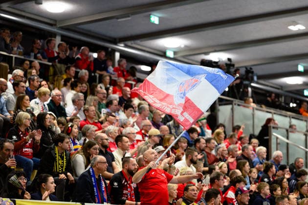 Fans schwingen die Ihre Fahne, die des Thueringer HC. GER, Thueringer HC gegen Borussia Dortmund , Handball, Alsco Handball Bundesliga Frauen, 18. Spieltag, Saison 2025 2026, 18.02.2026 GER, Thueringer HC gegen Borussia Dortmund , Handball, Alsco Handball Bundesliga Frauen, 18. Spieltag, Saison 2025 2026, 18.02.2026 Bad Langensalza Copyright: xEibner-Pressefoto MartinxHerbstx EP_MHT