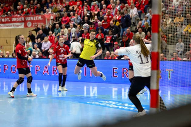 Alina Grijseels (Borussia Dortmund, 04) bricht durch die Abwehr von Jana Scheib (Thueringer HC, 20), Luca Farago (Thueringer HC, 19). Laura Kuske (Thueringer HC, 11) GER, Thueringer HC gegen Borussia Dortmund , Handball, Alsco Handball Bundesliga Frauen, 18. Spieltag, Saison 2025 2026, 18.02.2026 GER, Thueringer HC gegen Borussia Dortmund , Handball, Alsco Handball Bundesliga Frauen, 18. Spieltag, Saison 2025 2026, 18.02.2026 Bad Langensalza Copyright: xEibner-Pressefoto MartinxHerbstx EP_MHT