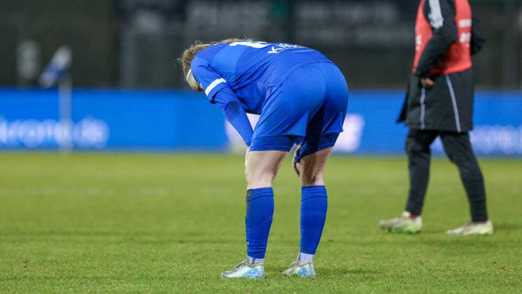 Bente Bode (SV Meppen, 14) enttäuscht über die Niederlage, Enttäuschung nach dem Schlusspfiff, Abpfiff, Highlight, Verlierer, verloren, Frustration, pessimistisch, traurig, DIE DFB-RICHTLINIEN UNTERSAGEN JEGLICHE NUTZUNG VON FOTOS ALS SEQUENZBILDER UND ODER VIDEOÄHNLICHE FOTOSTRECKEN. DFB REGULATIONS PROHIBIT ANY USE OF PHOTOGRAPHS AS IMAGE SEQUENCES AND OR QUASI-VIDEO., 18.02.2026, Meppen (Deutschland), Fussball, 2. Frauen-Bundesliga, SV Meppen - Eintracht Frankfurt II
