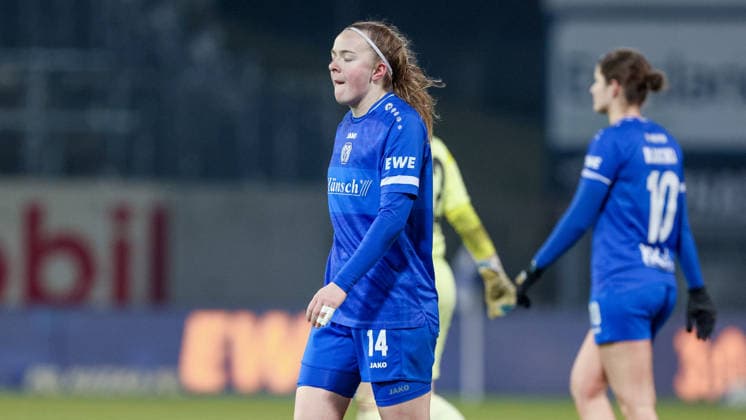 Bente Bode (SV Meppen, 14) enttäuscht über die Niederlage, Enttäuschung nach dem Schlusspfiff, Abpfiff, Highlight, Verlierer, verloren, Frustration, pessimistisch, traurig, DIE DFB-RICHTLINIEN UNTERSAGEN JEGLICHE NUTZUNG VON FOTOS ALS SEQUENZBILDER UND ODER VIDEOÄHNLICHE FOTOSTRECKEN. DFB REGULATIONS PROHIBIT ANY USE OF PHOTOGRAPHS AS IMAGE SEQUENCES AND OR QUASI-VIDEO., 18.02.2026, Meppen (Deutschland), Fussball, 2. Frauen-Bundesliga, SV Meppen - Eintracht Frankfurt II