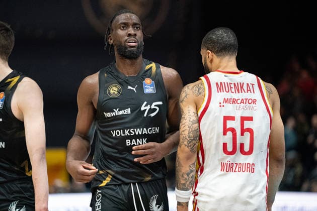 Oluwasimisola Shittu (Nr. 45 Basketball Loewen Braunschweig) und David Muenkat (Nr. 55 Wuerzburg Baskets) GER, Basketball Loewen Braunschweig gegen Wuerzburg Baskets, Basketball, easyCredit BBL, Spieltag 21, Spielzeit 2025 26, 18.02.2026 GER, Basketball Loewen Braunschweig gegen Wuerzburg Baskets, Basketball, easyCredit BBL, Spieltag 21, Spielzeit 2025 26, 18.02.2026 Braunschweig Copyright: xEibner-Pressefoto DanielxREINELTx EP_DRT