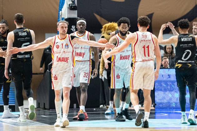 Lukas Herzog (Nr. 1 Wuerzburg Baskets) Charles Thompson (Nr. 32 Wuerzburg Baskets) Brae Ivey (Nr. 11 Wuerzburg Baskets) und Teamkollegen freudig GER, Basketball Loewen Braunschweig gegen Wuerzburg Baskets, Basketball, easyCredit BBL, Spieltag 21, Spielzeit 2025 26, 18.02.2026 GER, Basketball Loewen Braunschweig gegen Wuerzburg Baskets, Basketball, easyCredit BBL, Spieltag 21, Spielzeit 2025 26, 18.02.2026 Braunschweig Copyright: xEibner-Pressefoto DanielxREINELTx EP_DRT