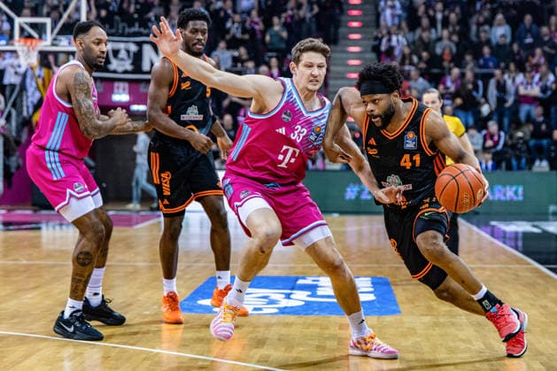 Lloyd Pandi (Rasta Vechta, 41) vs Patrick Heckmann (Telekom Baskets Bonn, 33) Telekom Baskets Bonn vs. Rasta Vechta, Basketball, easy Credit BBL, 21. Spieltag, 2025 2026, 18.02.2026 Telekom Baskets Bonn vs. Rasta Vechta, Basketball, easy Credit BBL, 21. Spieltag, 2025 2026, 18.02.2026 Bonn Copyright: xEibner-Pressefoto GerhardxWingenx EP_GWR