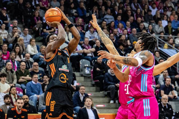 TJ Bamba (Rasta Vechta, 05) beim Wurf gegen 2 Bonner Spieler Telekom Baskets Bonn vs. Rasta Vechta, Basketball, easy Credit BBL, 21. Spieltag, 2025 2026, 18.02.2026 Telekom Baskets Bonn vs. Rasta Vechta, Basketball, easy Credit BBL, 21. Spieltag, 2025 2026, 18.02.2026 Bonn Copyright: xEibner-Pressefoto GerhardxWingenx EP_GWR