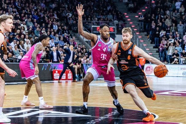 Luc Van Slooten (Rasta Vechta, 06) vs Jeff Garrett Jr. (Telekom Baskets Bonn, 04), Lars Thiemann (Rasta Vechta, 21) schaut zu Telekom Baskets Bonn vs. Rasta Vechta, Basketball, easy Credit BBL, 21. Spieltag, 2025 2026, 18.02.2026 Telekom Baskets Bonn vs. Rasta Vechta, Basketball, easy Credit BBL, 21. Spieltag, 2025 2026, 18.02.2026 Bonn Copyright: xEibner-Pressefoto GerhardxWingenx EP_GWR