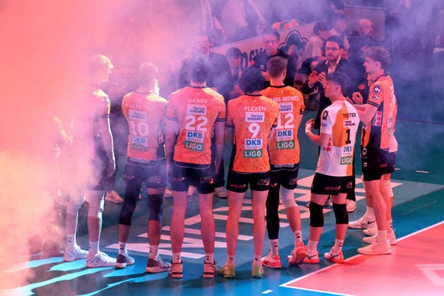 DEU, Champions-League, BR Volleys vs. Sicoma Monini Perugia, 18.02.2026, Max-Schmeling-Halle, Berlin, DEU, Champions-League, BR Volleys vs. Sicoma Monini Perugia, im Bild Trainer Alexandre Leal (BR Volleys), BR Volleys-Spielerkreis,