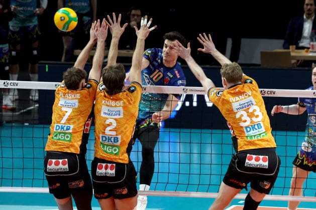 DEU, Champions-League, BR Volleys vs. Sicoma Monini Perugia, 18.02.2026, Max-Schmeling-Halle, Berlin, DEU, Champions-League, BR Volleys vs. Sicoma Monini Perugia, im Bild Simon Plaskie (BR Volleys 7), Matthew Knigge (BR Volleys 2), Fedor Ivanov (BR Volleys 33), Wassim Ben Tara (Perugia 10)