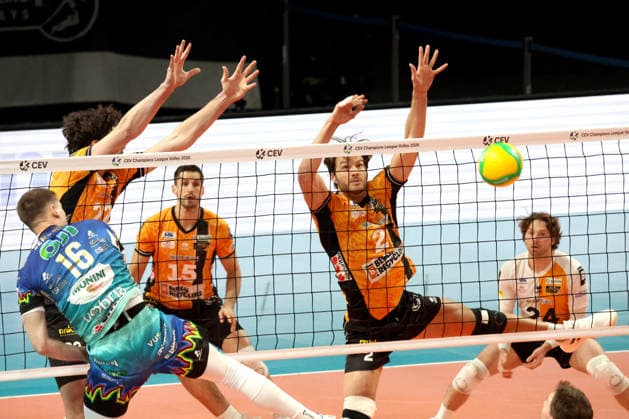 DEU, Champions-League, BR Volleys vs. Sicoma Monini Perugia, 18.02.2026, Max-Schmeling-Halle, Berlin, DEU, Champions-League, BR Volleys vs. Sicoma Monini Perugia, im Bild Jake Hanes (BR Volleys 22), Matthew Knigge (BR Volleys 2), Kyle Dagostino (BR Volleys 24), Kamil Semeniuk (Perugia 16)
