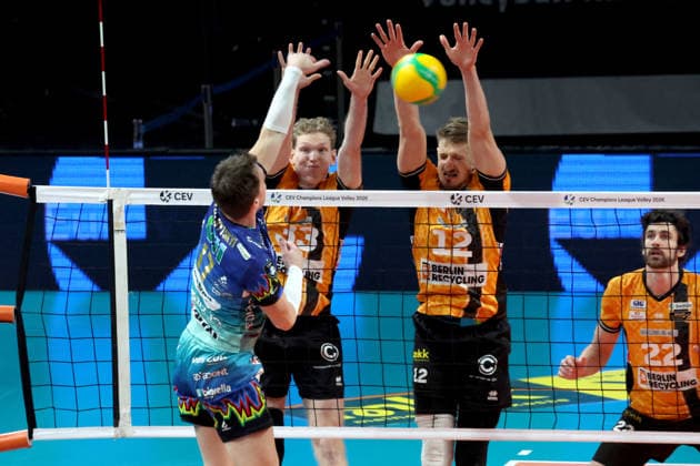 DEU, Champions-League, BR Volleys vs. Sicoma Monini Perugia, 18.02.2026, Max-Schmeling-Halle, Berlin, DEU, Champions-League, BR Volleys vs. Sicoma Monini Perugia, im Bild Fedor Ivanov (BR Volleys 33), Florian Krage-Brewitz (BR Volleys 12), Oleh Plotnytskyi (Perugia 17)