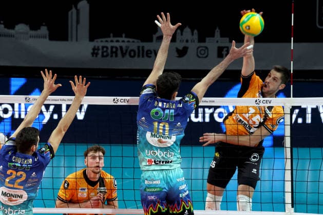 DEU, Champions-League, BR Volleys vs. Sicoma Monini Perugia, 18.02.2026, Max-Schmeling-Halle, Berlin, DEU, Champions-League, BR Volleys vs. Sicoma Monini Perugia, im Bild Moritz Reichert (BR Volleys 15), Wassim Ben Tara (Perugia 10)