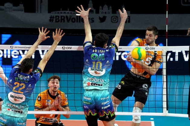 DEU, Champions-League, BR Volleys vs. Sicoma Monini Perugia, 18.02.2026, Max-Schmeling-Halle, Berlin, DEU, Champions-League, BR Volleys vs. Sicoma Monini Perugia, im Bild Moritz Reichert (BR Volleys 15), Wassim Ben Tara (Perugia 10)