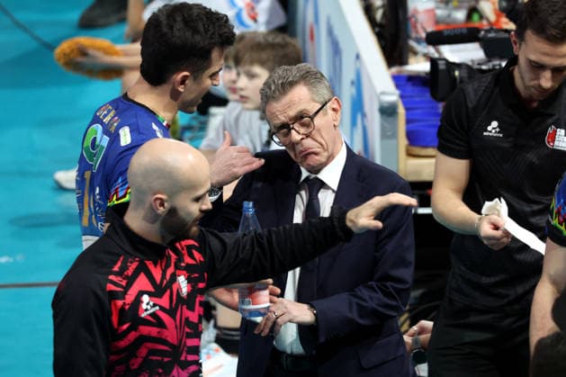 DEU, Champions-League, BR Volleys vs. Sicoma Monini Perugia, 18.02.2026, Max-Schmeling-Halle, Berlin, DEU, Champions-League, BR Volleys vs. Sicoma Monini Perugia, im Bild Cheftrainer Angelo Lorenzetti (Perugia), Wassim Ben Tara (Perugia 10)