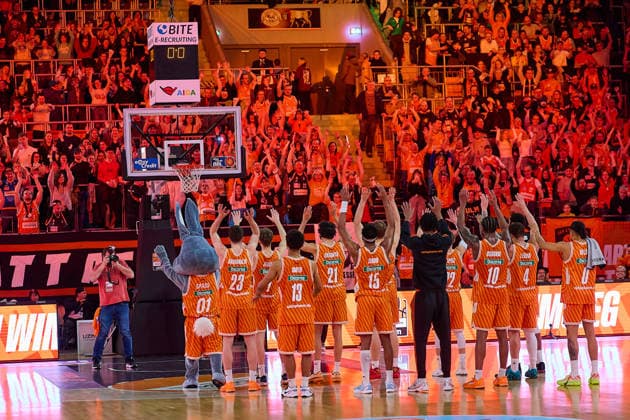 ratiopharm ulm jubelt Jubel nach Sieg - Spielende gemeinsam mit den Fans GER, ratiopharm ulm vs. EWE Baskets Oldenburg, Basketball, 19. Spieltag, EasyCredit BBL, Spielzeit 2025 2026, 18.02.2026 GER, ratiopharm ulm vs. EWE Baskets Oldenburg, Basketball, 19. Spieltag, EasyCredit BBL, Spielzeit 2025 2026, 18.02.2026 Neu-Ulm Copyright: xEibner-Pressefoto GeraldxOelze-dexStoppanyx EP_ODS