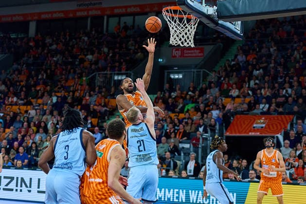 Malik Osborne (ratiopharm ulm, 10) setzt sich gegen Seth Hinrichs (EWE Baskets Oldenburg, 21) durch GER, ratiopharm ulm vs. EWE Baskets Oldenburg, Basketball, 19. Spieltag, EasyCredit BBL, Spielzeit 2025 2026, 18.02.2026 GER, ratiopharm ulm vs. EWE Baskets Oldenburg, Basketball, 19. Spieltag, EasyCredit BBL, Spielzeit 2025 2026, 18.02.2026 Neu-Ulm Copyright: xEibner-Pressefoto GeraldxOelze-dexStoppanyx EP_ODS