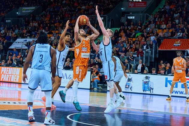 Chris Clemons (EWE Baskets Oldenburg, 03), Joel Harms (EWE Baskets Oldenburg, 20), Christopher Ledlum (ratiopharm ulm, 04), Seth Hinrichs (EWE Baskets Oldenburg, 21) GER, ratiopharm ulm vs. EWE Baskets Oldenburg, Basketball, 19. Spieltag, EasyCredit BBL, Spielzeit 2025 2026, 18.02.2026 GER, ratiopharm ulm vs. EWE Baskets Oldenburg, Basketball, 19. Spieltag, EasyCredit BBL, Spielzeit 2025 2026, 18.02.2026 Neu-Ulm Copyright: xEibner-Pressefoto GeraldxOelze-dexStoppanyx EP_ODS