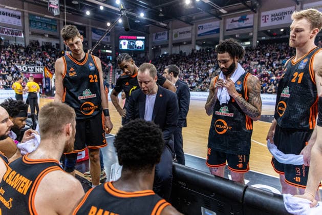 Christian Held (Rasta Vechta, Trainer) nimmt eine Auszeit Telekom Baskets Bonn vs. Rasta Vechta, Basketball, easy Credit BBL, 21. Spieltag, 2025 2026, 18.02.2026 Telekom Baskets Bonn vs. Rasta Vechta, Basketball, easy Credit BBL, 21. Spieltag, 2025 2026, 18.02.2026 Bonn Copyright: xEibner-Pressefoto GerhardxWingenx EP_GWR