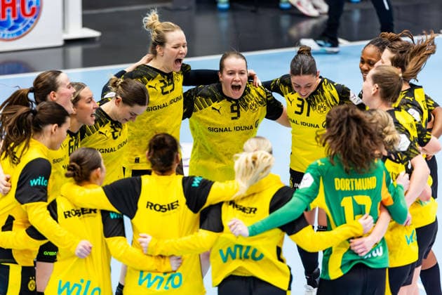 18.02.2026, GER, Handball, Frauen, Saison 2025 2026, Alsco 1.Bl, 18.Spieltag, Thueringer HC - BVB 09 Borussia Dortmund der BVB 09 Borussia Dortmund gewinnt das Auswärtsspiel beim Thueringer HC, mit im Bild Emma Olsson (BVB 09 Borussia Dortmund), Lisa Antl (BVB 09 Borussia Dortmund), Kelly Vollebregt (BVB 09 Borussia Dortmund) 99947 Bad Langensalza Salza Halle Sporthalle Mehrz Thüringen Deutschland