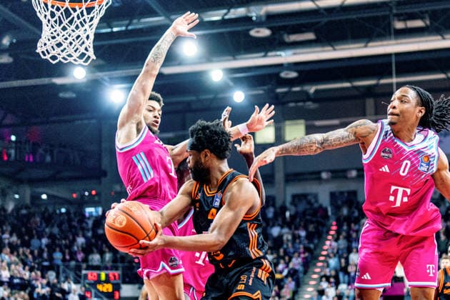 Lloyd Pandi (Rasta Vechta, 41) vs Jalen Finch (Telekom Baskets Bonn, )Alijah Comithier (Telekom Baskets Bonn, 02) Telekom Baskets Bonn vs. Rasta Vechta, Basketball, easy Credit BBL, 21. Spieltag, 2025 2026, 18.02.2026 Telekom Baskets Bonn vs. Rasta Vechta, Basketball, easy Credit BBL, 21. Spieltag, 2025 2026, 18.02.2026 Bonn Copyright: xEibner-Pressefoto GerhardxWingenx EP_GWR