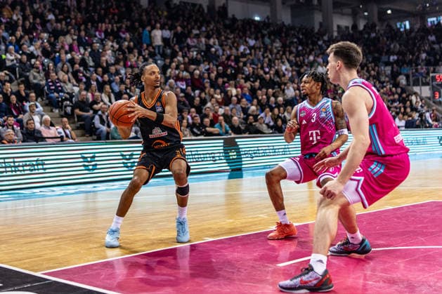 Elijah Ndi (Rasta Vechta, 01) vs Zach Cooks (Telekom Baskets Bonn, 03), Grayson Murphy (Telekom Baskets Bonn, 07) Telekom Baskets Bonn vs. Rasta Vechta, Basketball, easy Credit BBL, 21. Spieltag, 2025 2026, 18.02.2026 Telekom Baskets Bonn vs. Rasta Vechta, Basketball, easy Credit BBL, 21. Spieltag, 2025 2026, 18.02.2026 Bonn Copyright: xEibner-Pressefoto GerhardxWingenx EP_GWR