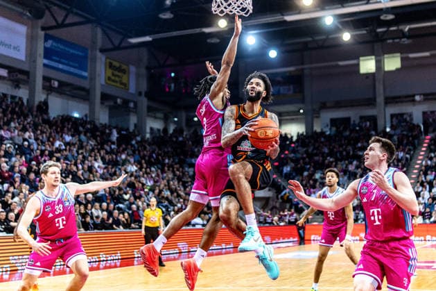 Tevin Brown (Rasta Vechta, 10) vs Zach Cooks (Telekom Baskets Bonn, 03), Grayson Murphy (Telekom Baskets Bonn, 07) schaut zu Telekom Baskets Bonn vs. Rasta Vechta, Basketball, easy Credit BBL, 21. Spieltag, 2025 2026, 18.02.2026 Telekom Baskets Bonn vs. Rasta Vechta, Basketball, easy Credit BBL, 21. Spieltag, 2025 2026, 18.02.2026 Bonn Copyright: xEibner-Pressefoto GerhardxWingenx EP_GWR