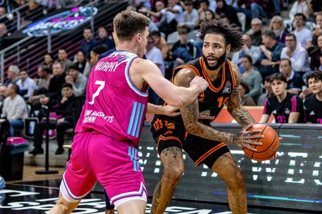 Tevin Brown (Rasta Vechta, 10) vs Grayson Murphy (Telekom Baskets Bonn, 07) Telekom Baskets Bonn vs. Rasta Vechta, Basketball, easy Credit BBL, 21. Spieltag, 2025 2026, 18.02.2026 Telekom Baskets Bonn vs. Rasta Vechta, Basketball, easy Credit BBL, 21. Spieltag, 2025 2026, 18.02.2026 Bonn Copyright: xEibner-Pressefoto GerhardxWingenx EP_GWR