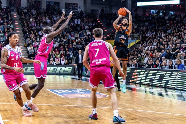 Tevin Brown (Rasta Vechta, 10) vs Grayson Murphy (Telekom Baskets Bonn, 07), Kur Jongkuch (Telekom Baskets Bonn, 15), Jalen Finch (Telekom Baskets Bonn, 00) Telekom Baskets Bonn vs. Rasta Vechta, Basketball, easy Credit BBL, 21. Spieltag, 2025 2026, 18.02.2026 Telekom Baskets Bonn vs. Rasta Vechta, Basketball, easy Credit BBL, 21. Spieltag, 2025 2026, 18.02.2026 Bonn Copyright: xEibner-Pressefoto GerhardxWingenx EP_GWR