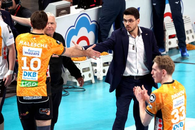 DEU, Champions-League, BR Volleys vs. Sicoma Monini Perugia, 18.02.2026, Max-Schmeling-Halle, Berlin, DEU, Champions-League, BR Volleys vs. Sicoma Monini Perugia, im Bild Trainer Alexandre Leal (BR Volleys), Daniel Malescha (BR Volleys 10), Fedor Ivanov (BR Volleys 33)