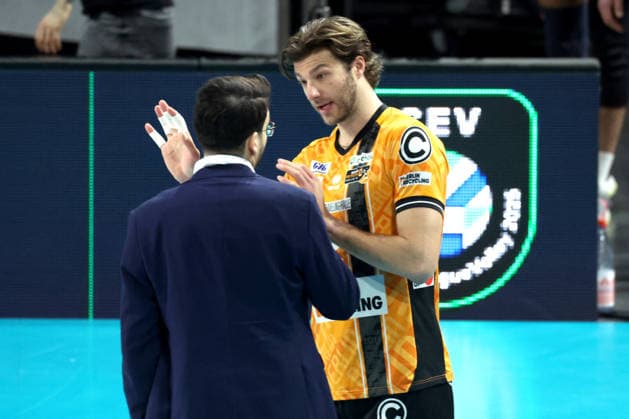 DEU, Champions-League, BR Volleys vs. Sicoma Monini Perugia, 18.02.2026, Max-Schmeling-Halle, Berlin, DEU, Champions-League, BR Volleys vs. Sicoma Monini Perugia, im Bild Trainer Alexandre Leal (BR Volleys), Matthew Knigge (BR Volleys 2)