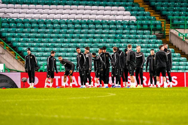 Glasgow, Schottland, Europa, Celtic Park, UEFA Europa League, Abschlusstraining, Mannschaftstraining, Spielergruppe, Aufwärmübungen, Trainingsanzüge schwarz, Spielfeld, Rasen, Flutlicht, Tribüne grün-weiß, Werbebande STRAUSS, Spielvorbereitung, Team, VfB Stuttgart Profifußball, internationale Clubwettbewerbe, Sportstätte, Trainingseinheit vor Anpfiff Copyright: xJOERANxSTEINSIEKx