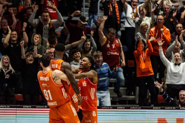 GER, easy-Credit Basketball-Bundesliga, Niners Chemnitz - MLP Academics Heidelberg. 18.02.2026, Messe, Chemnitz, GER, easy-Credit Basketball-Bundesliga, Niners Chemnitz - MLP Academics Heidelberg. Yordan Minchev (Niners Chemnitz, 91), Corey Davis Jr. (Niners Chemnitz, 5), Nike Sibande (Niners Chemnitz, 2) jubeln nach dem Sieg Foto Alexander Trienitz Chemnitz Messe Sachsen Deutschland