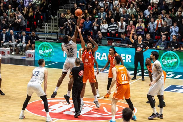 GER, easy-Credit Basketball-Bundesliga, Niners Chemnitz - MLP Academics Heidelberg. 18.02.2026, Messe, Chemnitz, GER, easy-Credit Basketball-Bundesliga, Niners Chemnitz - MLP Academics Heidelberg. Tipp off, Osun Osunniyi (MLP Academics Heidelberg 12), Roman Bedime (Niners Chemnitz, 35) Foto Alexander Trienitz Chemnitz Messe Sachsen Deutschland