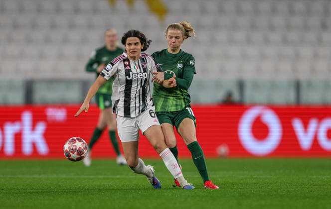 ITA, Wolfsburg, Juventus Turin vs VfL Wolfsburg, Women s Champions League, Fussball, UEFA, Spielzeit 2025 2026, Allianz Stadium, Playoffs, Rückspiel im Bild v.l.: Eva Schatzer (Juventus Turin Frauen 6), Justine Kvaleng Kielland (VfL Wolfsburg Frauen 18), Zweikampf DFB DFL REGULATIONS PROHIBIT ANY USE OF PHOTOGRAPHS AS IMAGE SEQUENCES AND OR QUASI-VIDEO, 19.02.2026 Copyright: HMBxMedia HendrikxHamelau