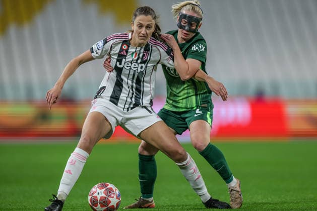 ITA, Wolfsburg, Juventus Turin vs VfL Wolfsburg, Women s Champions League, Fussball, UEFA, Spielzeit 2025 2026, Allianz Stadium, Playoffs, Rückspiel im Bild v.l.: Emma Stolen Godo (Juventus Turin Frauen 17), Thea Bjelde (VfL Wolfsburg Frauen 2) DFB DFL REGULATIONS PROHIBIT ANY USE OF PHOTOGRAPHS AS IMAGE SEQUENCES AND OR QUASI-VIDEO, 19.02.2026 Copyright: HMBxMedia HendrikxHamelau