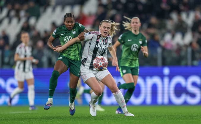 ITA, Wolfsburg, Juventus Turin vs VfL Wolfsburg, Women s Champions League, Fussball, UEFA, Spielzeit 2025 2026, Allianz Stadium, Playoffs, Rückspiel im Bild v.l.: Lineth Beerensteyn (VfL Wolfsburg Frauen 9), Mathilde Harviken (Juventus Turin Frauen 5) DFB DFL REGULATIONS PROHIBIT ANY USE OF PHOTOGRAPHS AS IMAGE SEQUENCES AND OR QUASI-VIDEO, 19.02.2026 Copyright: HMBxMedia HendrikxHamelau