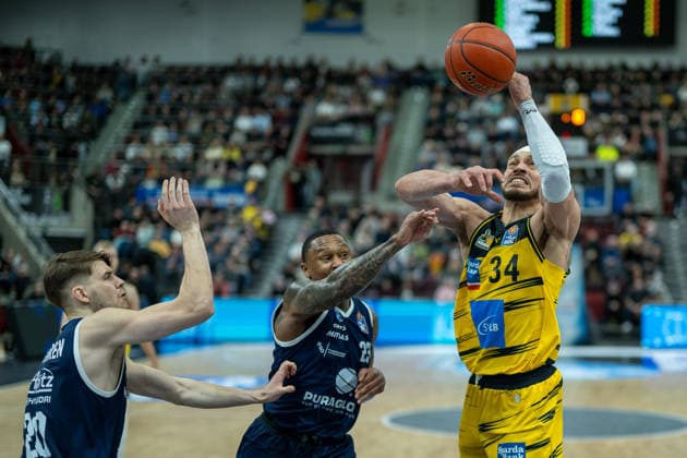 Perttu Blomgren (Syntainics MBC, 20), Charles Callison (Syntainics MBC, 23), Gavin Schilling (MHP RIESEN Ludwigsburg, 34), GER, MHP Riesen vs. Syntainics MBC Weissenfels, Basketball Bundesliga, easycredit BBL, 21. Spieltag, Spielzeit 2025 2026, 19.02.2026, GER, MHP Riesen vs. Syntainics MBC Weissenfels, Basketball Bundesliga, easycredit BBL, 21. Spieltag, Spielzeit 2025 2026, 19.02.2026 Ludwigsburg Copyright: xEibner-Pressefoto SaschaxWaltherx EP_EER