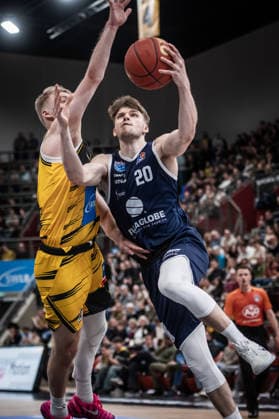 Perttu Blomgren (Syntainics MBC, 20) vs. Toms Skuja (MHP RIESEN Ludwigsburg, 05) GER, MHP Riesen Ludwigsburg vs. Syntainics MBC, Basketball Bundesliga, easycredit BBL, 21. Spieltag, Spielzeit 2025 2026, 19.02.2026 GER, MHP Riesen Ludwigsburg vs. Syntainics MBC, Basketball Bundesliga, easycredit BBL, 21. Spieltag, Spielzeit 2025 2026, 19.02.2026 Ludwigsburg Copyright: xSandyxDinkelackerx EP_SDR