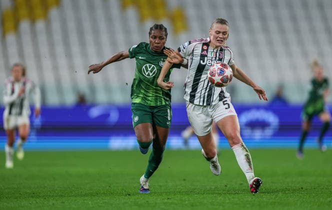 ITA, Wolfsburg, Juventus Turin vs VfL Wolfsburg, Women s Champions League, Fussball, UEFA, Spielzeit 2025 2026, Allianz Stadium, Playoffs, Rückspiel im Bild v.l.: Lineth Beerensteyn (VfL Wolfsburg Frauen 9), Mathilde Harviken (Juventus Turin Frauen 5), Zweikampf DFB DFL REGULATIONS PROHIBIT ANY USE OF PHOTOGRAPHS AS IMAGE SEQUENCES AND OR QUASI-VIDEO, 19.02.2026 Copyright: HMBxMedia HendrikxHamelau