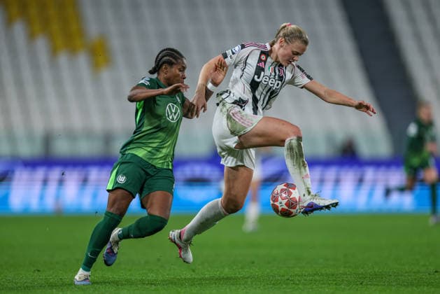 ITA, Wolfsburg, Juventus Turin vs VfL Wolfsburg, Women s Champions League, Fussball, UEFA, Spielzeit 2025 2026, Allianz Stadium, Playoffs, Rückspiel im Bild v.l.: Lineth Beerensteyn (VfL Wolfsburg Frauen 9), Mathilde Harviken (Juventus Turin Frauen 5), Zweikampf DFB DFL REGULATIONS PROHIBIT ANY USE OF PHOTOGRAPHS AS IMAGE SEQUENCES AND OR QUASI-VIDEO, 19.02.2026 Copyright: HMBxMedia HendrikxHamelau