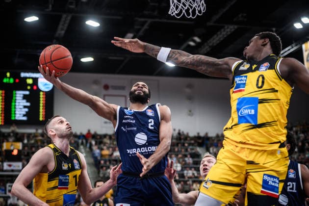 Andrew Harrison (Syntainics MBC, 02) vs. Babacar Sane (MHP RIESEN Ludwigsburg, 00), re., noch li.u.: Jonas Wohlfarth-Bottermann (MHP RIESEN Ludwigsburg, 18), re.u.: Toms Skuja (MHP RIESEN Ludwigsburg, 05) GER, MHP Riesen Ludwigsburg vs. Syntainics MBC, Basketball Bundesliga, easycredit BBL, 21. Spieltag, Spielzeit 2025 2026, 19.02.2026 GER, MHP Riesen Ludwigsburg vs. Syntainics MBC, Basketball Bundesliga, easycredit BBL, 21. Spieltag, Spielzeit 2025 2026, 19.02.2026 Ludwigsburg Copyright: xSandyxDinkelackerx EP_SDR