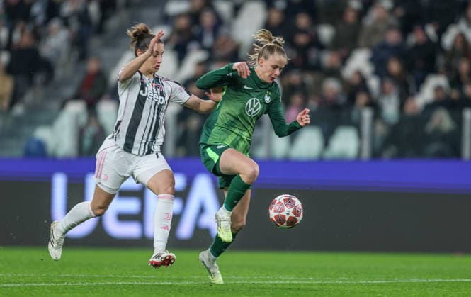 ITA, Wolfsburg, Juventus Turin vs VfL Wolfsburg, Women s Champions League, Fussball, UEFA, Spielzeit 2025 2026, Allianz Stadium, Playoffs, Rückspiel im Bild v.l.: Martina Lenzini (Juventus Turin Frauen 71), Vivien Endemann (VfL Wolfsburg Frauen 25) DFB DFL REGULATIONS PROHIBIT ANY USE OF PHOTOGRAPHS AS IMAGE SEQUENCES AND OR QUASI-VIDEO, 19.02.2026 Copyright: HMBxMedia HendrikxHamelau