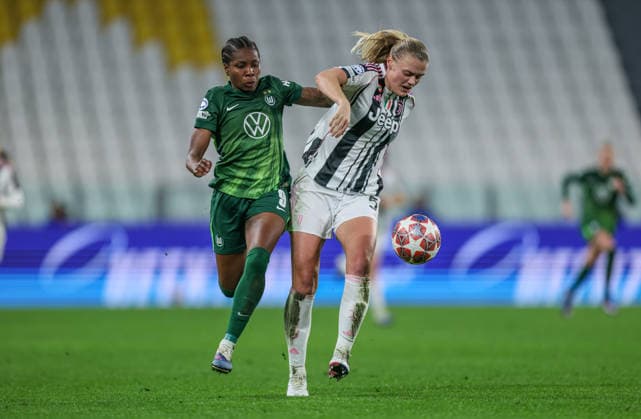 ITA, Wolfsburg, Juventus Turin vs VfL Wolfsburg, Women s Champions League, Fussball, UEFA, Spielzeit 2025 2026, Allianz Stadium, Playoffs, Rückspiel im Bild v.l.: Lineth Beerensteyn (VfL Wolfsburg Frauen 9), Mathilde Harviken (Juventus Turin Frauen 5) DFB DFL REGULATIONS PROHIBIT ANY USE OF PHOTOGRAPHS AS IMAGE SEQUENCES AND OR QUASI-VIDEO, 19.02.2026 Copyright: HMBxMedia HendrikxHamelau