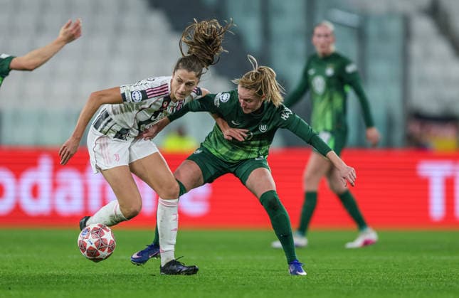 ITA, Wolfsburg, Juventus Turin vs VfL Wolfsburg, Women s Champions League, Fussball, UEFA, Spielzeit 2025 2026, Allianz Stadium, Playoffs, Rückspiel im Bild v.l.: Emma Stolen Godo (Juventus Turin Frauen 17), Janina Minge (VfL Wolfsburg Frauen 6) DFB DFL REGULATIONS PROHIBIT ANY USE OF PHOTOGRAPHS AS IMAGE SEQUENCES AND OR QUASI-VIDEO, 19.02.2026 Copyright: HMBxMedia HendrikxHamelau
