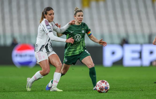 ITA, Wolfsburg, Juventus Turin vs VfL Wolfsburg, Women s Champions League, Fussball, UEFA, Spielzeit 2025 2026, Allianz Stadium, Playoffs, Rückspiel im Bild v.l.: Estela Carbonell (Juventus Turin Frauen 3), Svenja Huth (VfL Wolfsburg Frauen 10) DFB DFL REGULATIONS PROHIBIT ANY USE OF PHOTOGRAPHS AS IMAGE SEQUENCES AND OR QUASI-VIDEO, 19.02.2026 Copyright: HMBxMedia HendrikxHamelau