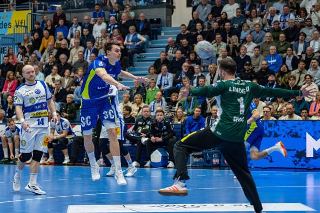 Daikin Handball Bundesliga, VfL Gummersbach - THSV Eisenach, 19.02.2026 Peter Walz (ThSV Eisenach, 14), Miro Schluroff (VfL Gummersbach, 15), Matija äpiki? (ThSV Eisenach, 1), ; Daikin Handball Bundesliga, VfL Gummersbach - THSV Eisenach, 19.02.2026 Copyright: xBEAUTIFULxSPORTS Erlhofx