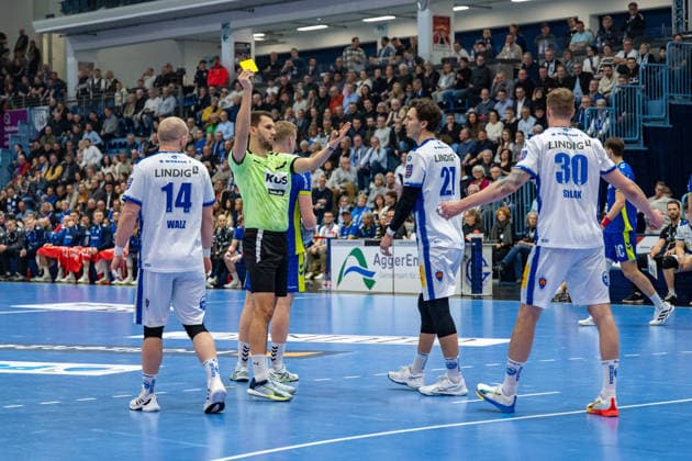 Daikin Handball Bundesliga, VfL Gummersbach - THSV Eisenach, 19.02.2026 Peter Walz (ThSV Eisenach, 14), Philipp Meyer (ThSV Eisenach, 27), Dominik Solák (ThSV Eisenach, 30), Gelbe Karte; Daikin Handball Bundesliga, VfL Gummersbach - THSV Eisenach, 19.02.2026 Copyright: xBEAUTIFULxSPORTS Erlhofx