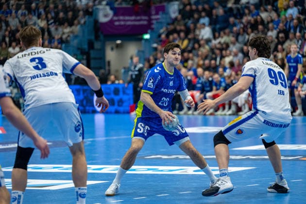 Daikin Handball Bundesliga, VfL Gummersbach - THSV Eisenach, 19.02.2026 Oskar Joelsson (ThSV Eisenach, 3), Ludvig Hallbäck (VfL Gummersbach, 20), Tillman Leu (ThSV Eisenach, 99), ; Daikin Handball Bundesliga, VfL Gummersbach - THSV Eisenach, 19.02.2026 Copyright: xBEAUTIFULxSPORTS Erlhofx