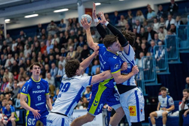Daikin Handball Bundesliga, VfL Gummersbach - THSV Eisenach, 19.02.2026 Miro Schluroff (VfL Gummersbach, 15), Tillman Leu (ThSV Eisenach, 99), Kay Smits (VfL Gummersbach, 31), ; Daikin Handball Bundesliga, VfL Gummersbach - THSV Eisenach, 19.02.2026 Copyright: xBEAUTIFULxSPORTS Erlhofx