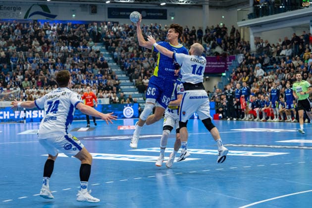 Daikin Handball Bundesliga, VfL Gummersbach - THSV Eisenach, 19.02.2026 Vincent Büchner (ThSV Eisenach, 74), Julian Köster (VfL Gummersbach, 7), Peter Walz (ThSV Eisenach, 14), ; Daikin Handball Bundesliga, VfL Gummersbach - THSV Eisenach, 19.02.2026 Copyright: xBEAUTIFULxSPORTS Erlhofx